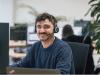 Collaborateur TaxWare avec un casque au poste de travail